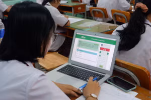 Học sinh làm bài kiểm tra cuối kỳ trên máy tính.