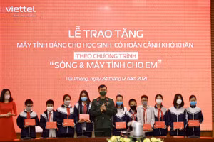 Tập đoàn Viễn thông - Quân đội Viettel trao tặng tổng cộng 37.000 máy tính bảng cho học sinh khó khăn.