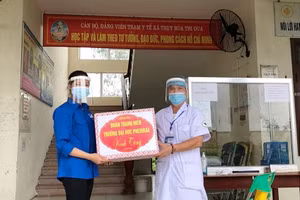Đoàn Thanh niên Trường Đại học Phenikaa tặng Trạm Y tế xã Thụy Hòa, Yên Phong, Bắc Ninh.