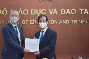 Bộ trưởng Bộ GD&ĐT Nguyễn Kim Sơn và ngài Gareth Ward, Đại sứ Vương quốc Anh tại Việt Nam.