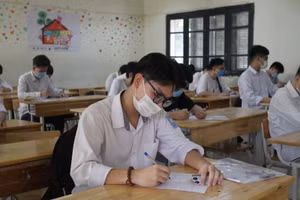 Thí sinh làm thủ tục dự thi tốt nghiệp THPT đợt 1, năm 2021.