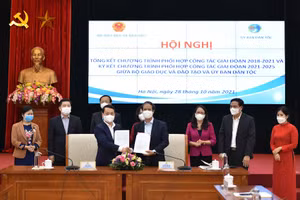 Bộ trưởng Bộ Giáo dục và Đào tạo Nguyễn Kim Sơn, Bộ trưởng, Chủ nhiệm Ủy ban Dân tộc Hầu A Lềnh đại diện hai cơ quan kí kết chương trình phối hợp.