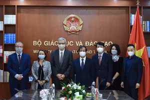 Bộ trưởng Bộ Giáo dục và Đào tạo Nguyễn Kim Sơn và ngài Nicolas Warnery, cùng đại diện Đại sứ quán Pháp tại Việt Nam và Bộ GD&ĐT tại buổi tiếp.
