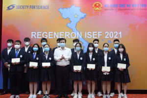 Thứ trưởng Bộ GD&ĐT Nguyễn Hữu Độ tặng quà các học sinh Việt Nam dự thi ISEF năm 2021.
