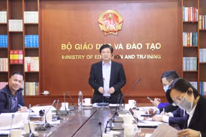 Thứ trưởng Bộ GD&ĐT Nguyễn Hữu Độ phát biểu tại cuộc họp.