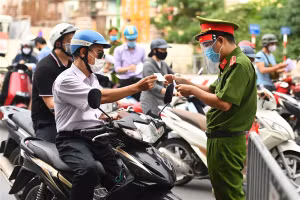 Nhiều chốt vẫn tụ tập đông người làm nhiệm vụ kiểm tra người tham gia giao thông.