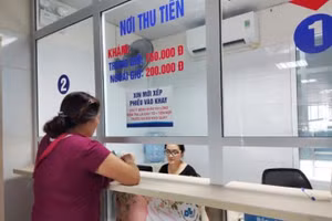Người dân vẫn phải chi trả khá nhiều tiền cho các dịch vụ y tế.