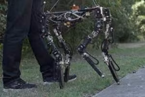 Robot có thể thay đổi độ dài chân tuỳ vào địa hình.