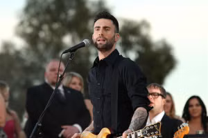 Adam Levine chinh phục khán giả bằng những giai điệu âm nhạc tuyệt vời. 