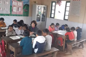 Cô giáo Bùi Thị Thuyên (ở giữa) ân cần chỉ bảo học sinh học bài. Ảnh: NVCC
