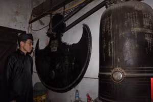 Chuông và khánh đồng cổ ở đền Đế Thích.