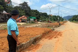 Ông Nguyễn Trung Chính (71 tuổi), ở khu phố Ngọc Sơn, thị trấn Ngọc Lặc chỉ về con đường dở dang đã hơn một thập kỷ qua.