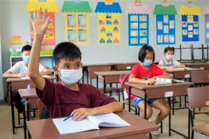 Học sinh đeo khẩu trang khi trở lại lớp học.