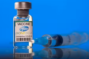 Việt Nam đã đàm phán mua 20 triệu liều vắc-xin Pfizer tiêm cho trẻ từ 12 - 18 tuổi. Ảnh minh họa.