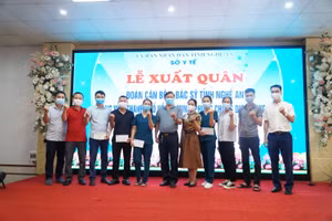 Cán bộ Bệnh viện Ung bướu Nghệ An quyết tâm trong lễ xuất quân.