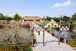 Pháp lam trang trí trên nghi môn, Hoàng thành Huế.