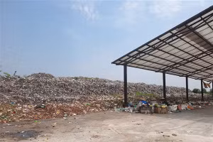 Rác thải vẫn được đốt ngay cạnh bãi rác.