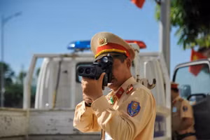 Lực lượng CSGT Nghệ An làm nhiệm vụ tuần tra kiểm soát trên QL 1A.