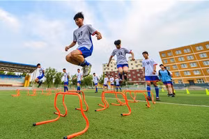 Học sinh Trường Trung học Jingdian rèn luyện thể thao.