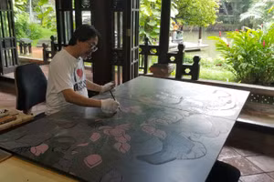 Cần cù và nhiều năng lượng sáng tạo, chỉ trong 4 năm hoạ sĩ Nguyễn Hoài Hương đã hoàn thành hàng trăm tác phẩm sơn mài.