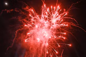 Pháo hoa khai mạc Festival nghề truyền thống Huế 2023. (Ảnh: Hoàng Hải).