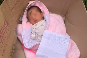 Bé trai sơ sinh nặng 3,5 kg bị bỏ rơi gần nhà máy gạch. (Ảnh: CTV).