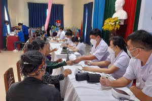 Hơn 200 người dân thị xã Kỳ Anh được cấp phát thuốc miễn phí.