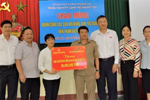 Đoàn công tác hỗ trợ 50 triệu đồng cho Trung tâm.
