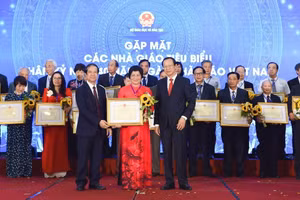 Bộ trưởng Bộ GD&ĐT Nguyễn Kim Sơn (bên trái) và Thứ trưởng Phạm Ngọc Thưởng (bên phải) trao Bằng khen cho TS Hoàng Quý Châu tại buổi gặp mặt các nhà giáo tiêu biểu nhân dịp Kỷ niệm 40 năm ngày Nhà giáo Việt Nam 20/11/2022. Ảnh: NVCC.