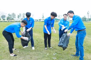 Đoàn Thanh niên Học viện Nông nghiệp Việt Nam ra quân dọn vệ sinh môi trường, bóc dỡ biển quảng cáo.