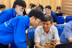 Sinh viên tình nguyện Trường ĐH Mở Hà Nội hỗ trợ cán bộ hội khuyến học sử dụng phần mềm đánh giá công dân học tập.
