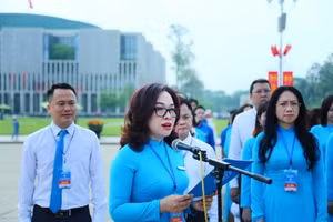 PGS.TS Nguyễn Thị Nhung – Hiệu trưởng Trường ĐH Mở Hà Nội thay mặt tập thể nhà trường báo cáo về thành tích đã đạt được trong thời gian qua.