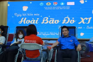 ThS Lê Mạnh Hùng - Bí thư Đoàn Trường ĐH Mở Hà Nội (ngoài cùng bên phải) trực tiếp tham gia hiến máu.