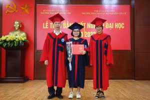 Chị Lê Thị Nhung (Đứng giữa) – Tân cử nhân ngành Ngôn ngữ Trung Quốc, Trường Đại học Mở Hà Nội. 