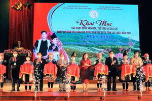 Cắt băng Khai mạc các hoạt động trong khuôn khổ Ngày hội Văn hóa dân tộc Mông.