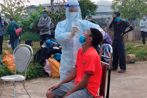 Lai Châu tổ chức xét nghiệm sàng lọc cộng đồng cho người dân xã Bản Giang sau khi ghi nhận 6 trường hợp mắc Covid-19. Ảnh: Trần Tuấn