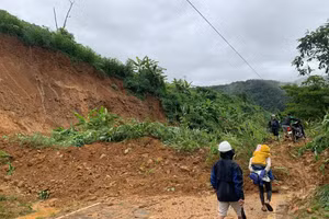 Nhiều tuyến đường bị sạt lở gây ách tắc giao thông.