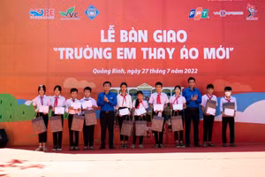 Ban tổ chức tặng học bổng cho học sinh tại huyện Lệ Thủy, tỉnh Quảng Bình.