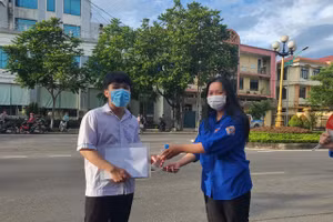 Các thí sinh được đội tình nguyện viên trao tặng nước uống trước khi vào phòng thi.