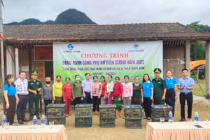 Bộ đội Biên phòng làng Mô cùng Hội Liên hiệp Phụ nữ (LHPN) huyện Quảng Ninh trao sinh kế cho phụ nữ nghèo vùng biên.