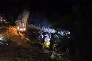 Xe tải lao vào nhà dân trong đêm.