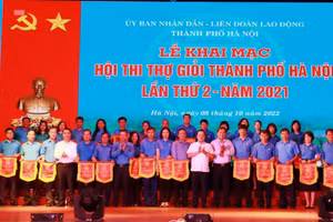 Phó Chủ tịch UBND Thành phố Hà Nội Chử Xuân Dũng và Chủ tịch LĐLĐ thành phố Hà Nội Nguyễn Phi Thường trao cờ lưu niệm cho các đội tham gia Hội thi.
