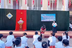 Học sinh Trường THPT Lý Tự Trọng tìm hiểu truyền thống nhà trường thông qua Hoạt động trải nghiệm, hướng nghiệp.