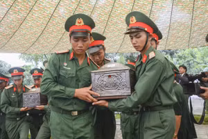 Điện Biên truy điệu, an táng 6 hài cốt liệt sĩ quân tình nguyện Việt Nam hy sinh tại Lào.