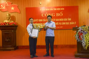 Chủ tịch UBND tỉnh Điện Biên trao quyết định bổ nhiệm và tặng hoa chúc mừng ông Nguyễn Văn Đoạt, tân Giám đốc Sở GD&ĐT địa phương.