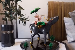 Nhân vật trong tranh Đông Hồ khi 'bước ra' trở thành sản phẩm decor trang trí vẫn giữ nguyên đặc trưng văn hóa dân gian.