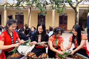 Học sinh Trường THPT DTNT tỉnh Nghệ An gói bánh chưng, bánh tét đón Tết sớm tại trường. Ảnh: NTCC