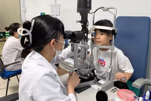 Việc trẻ được khám mắt sớm sẽ giúp phát hiện kịp thời và tăng tỷ lệ thành công khi điều trị nhược thị. Ảnh: BVCC