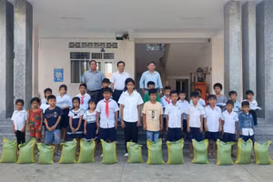  Trao quà, học bổng cho học sinh dân tộc Khmer hoàn cảnh khó khăn tại Trường Tiểu học Hàm Giang B (Trà Cú). Ảnh: Q. Ngữ