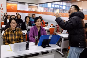 Lớp học hát dành cho người cao tuổi tại trung tâm dạy thêm Mama Sunset, Trung Quốc. Ảnh: Reuters